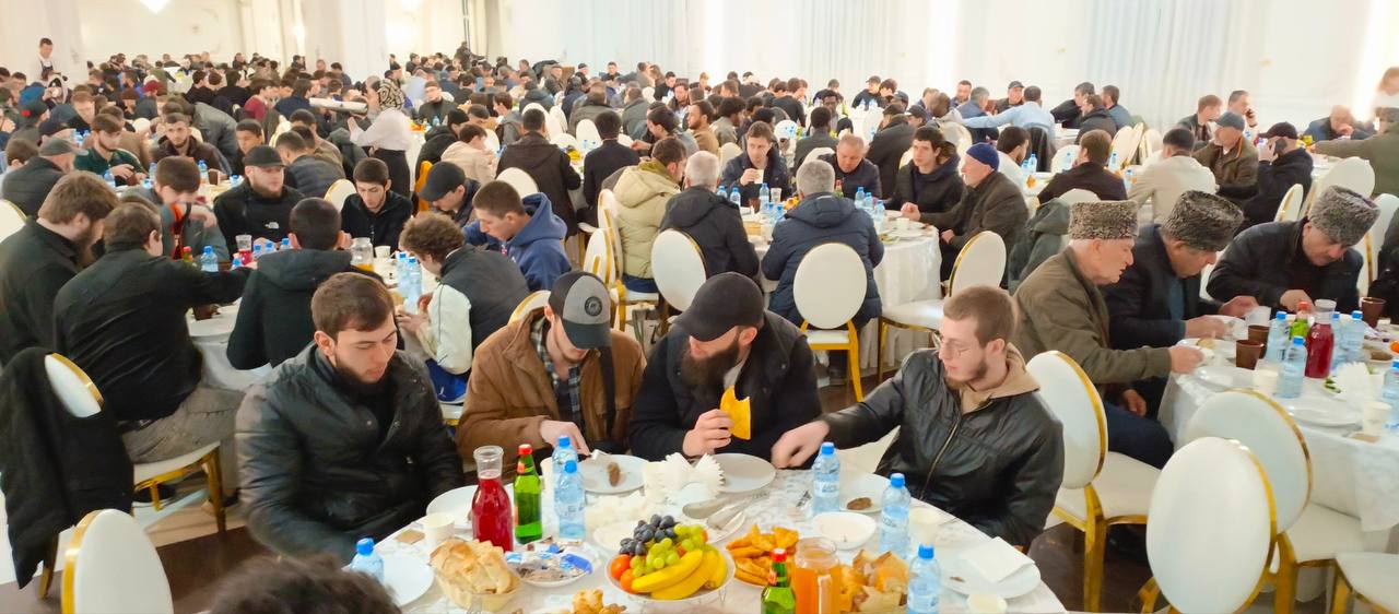 Более тысячи мусульман приняли участие в коллективном ифтаре в Майкопе