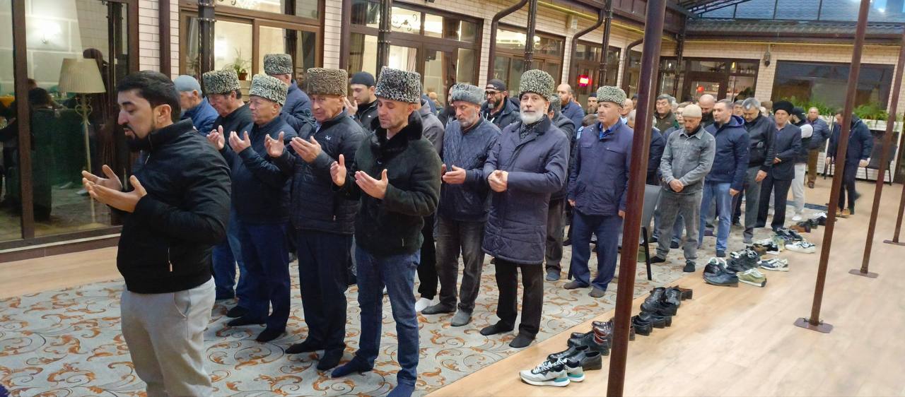 Более тысячи мусульман приняли участие в коллективном ифтаре в Майкопе Более тысячи мусульман приняли участие в коллективном ифтаре в Майкопе