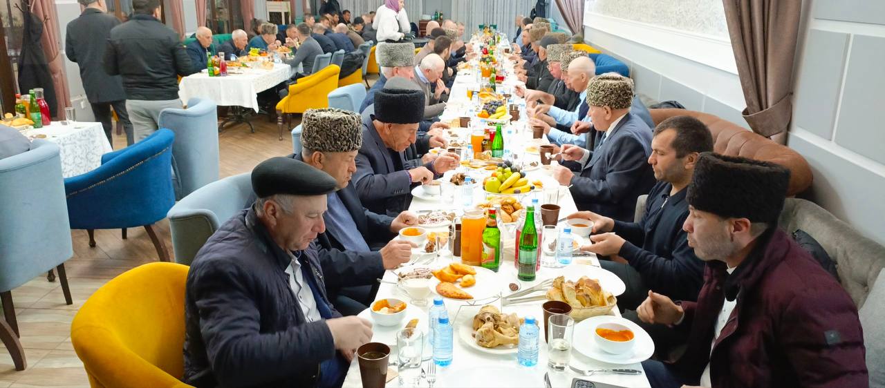 Более тысячи мусульман приняли участие в коллективном ифтаре в Майкопе Более тысячи мусульман приняли участие в коллективном ифтаре в Майкопе