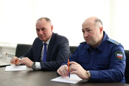 Прокурор Майкопского района Аскер Набоков, Уполномоченный по защите прав предпринимателей в Республике Адыгея Азамат Конов и глава МО «Майкопский район» Михаил Марьин провели совместный прием предпринимателей