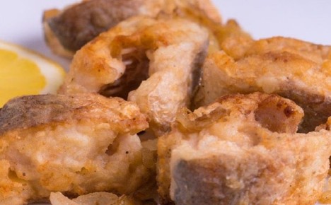 Золотистый хек по-еврейски: как удивить семью сочной рыбкой