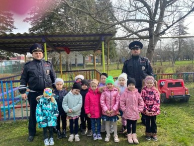 «Безопасность на прогулке»: госавтоинспекторы провели необычный урок для дошкольников прямо на детской площадке