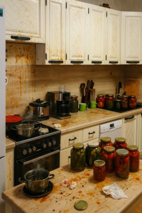 Кухня после консервации: как снять липкий налёт и запах «осенних шедевров» за 15 минут.