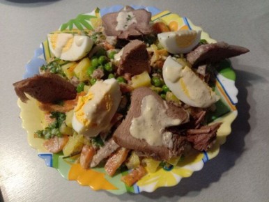 Новый взгляд на оливье: салат с говяжьим языком и оригинальным соусом