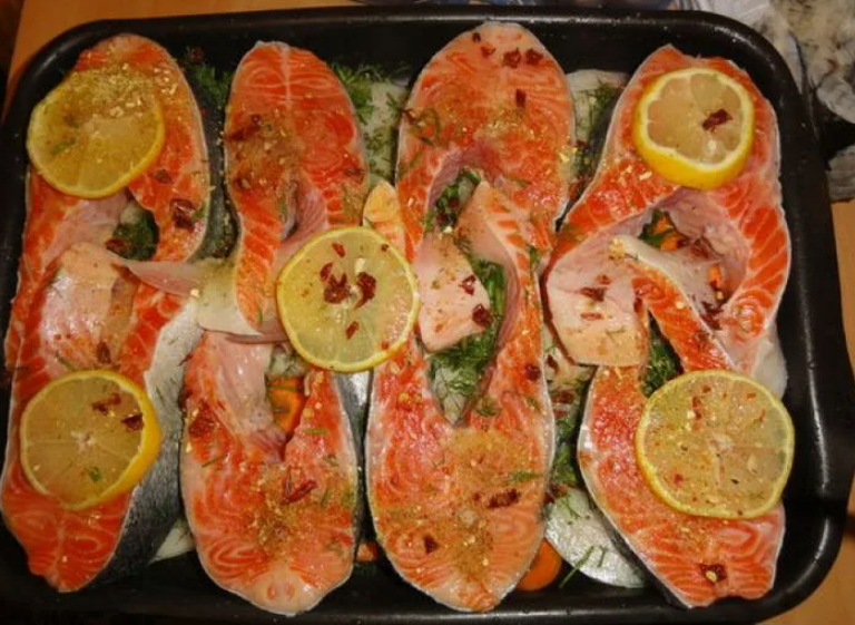Как приготовить красную рыбу в духовке с золотистой корочкой