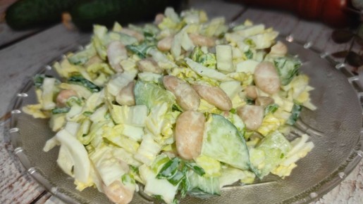 Осенний вкус: легкий салат с белой фасолью и пекинской капустой