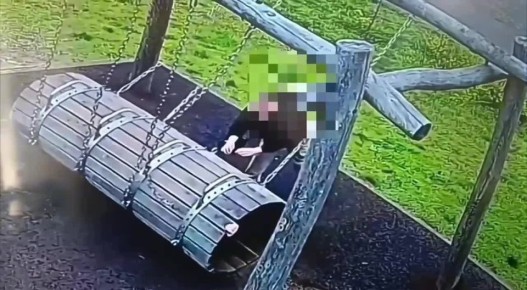 Подростки сломали крепления качели на детской площадке в Городском парке культуры и отдыха Майкопа