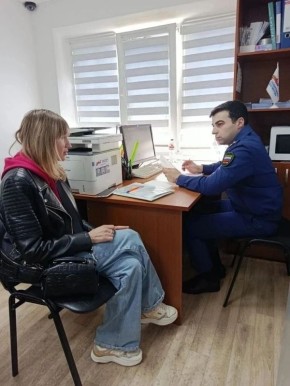 Заместитель прокурора Майкопского района Каплан Джандар совместно с представителями фонда «Защитники Отечества» провел выездной прием членов семей участников СВО