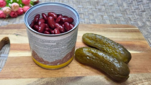 Специальный новогодний салат: быстрый рецепт с фасолью и огурцами