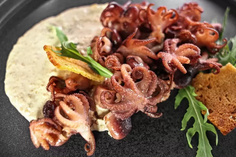 Мини-осьминоги в остром соусе: яркая закуска для особых случаев