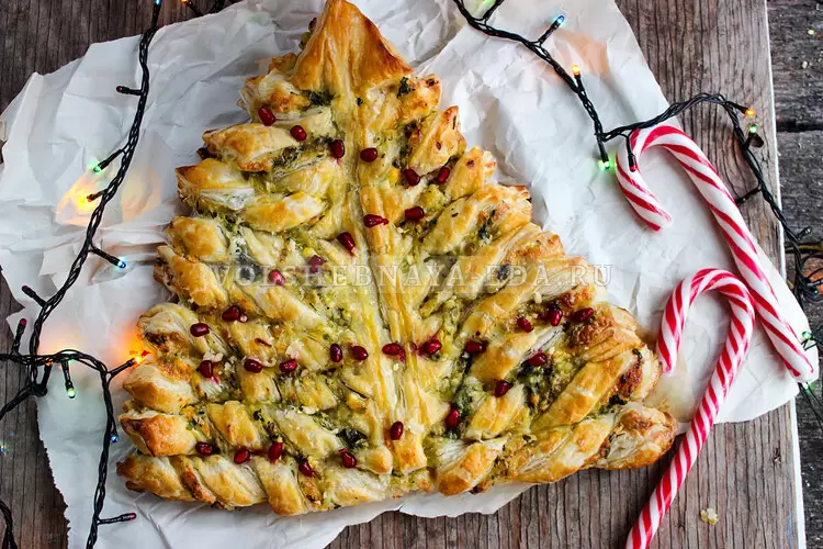 Праздничный закусочный пирог «Елка» из слоеного теста