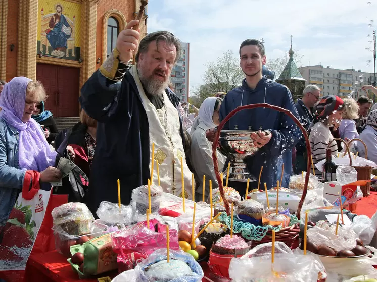 Иеромонах Макарий обсудил особенности празднования Пасхи и куличей
