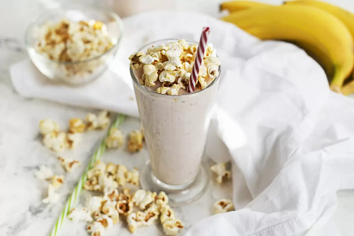 Совершенно новый способ насладиться милкшейком: клубника, банан и карамельный попкорн