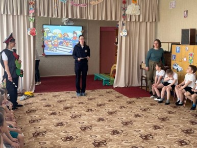 Госавтоинспекторы Адыгеи провели познавательную беседу-викторину с воспитанниками детского сада