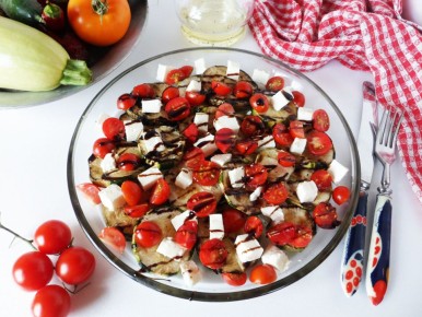 Сочно и аппетитно: слоёный салат с кабачками на гриле