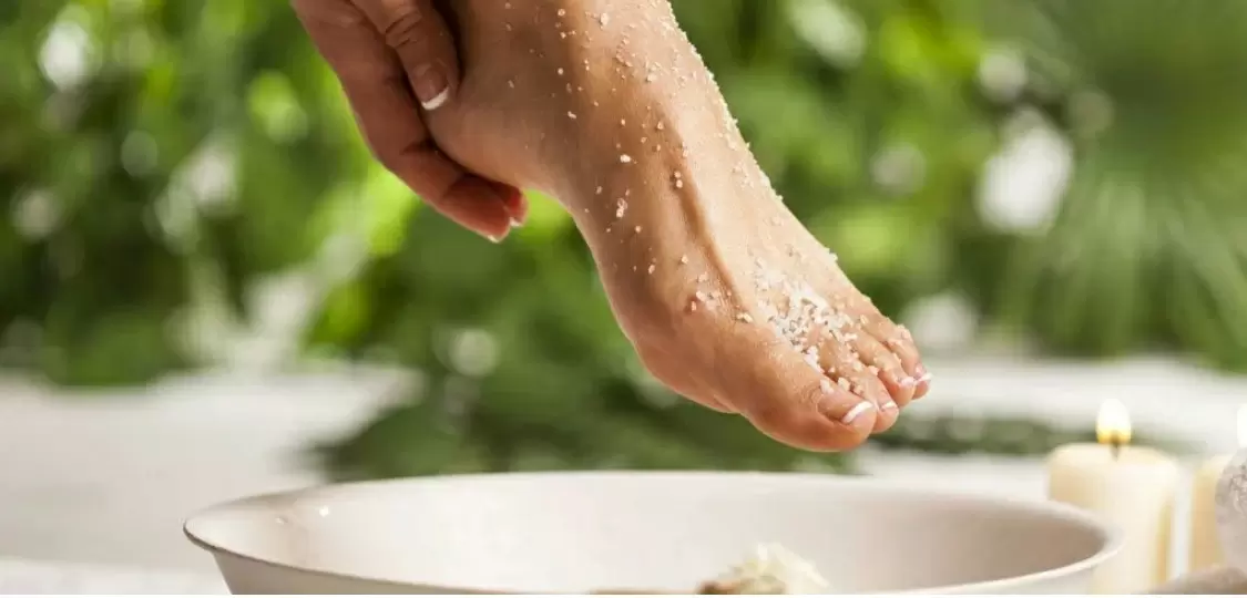 Летние секреты ухода за стопами: как расслабить ноги и омолодить лицо