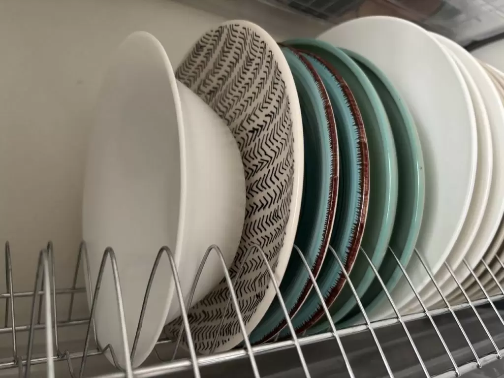 Как быстро и безопасно избавиться от наклеек с посуды: полезные советы