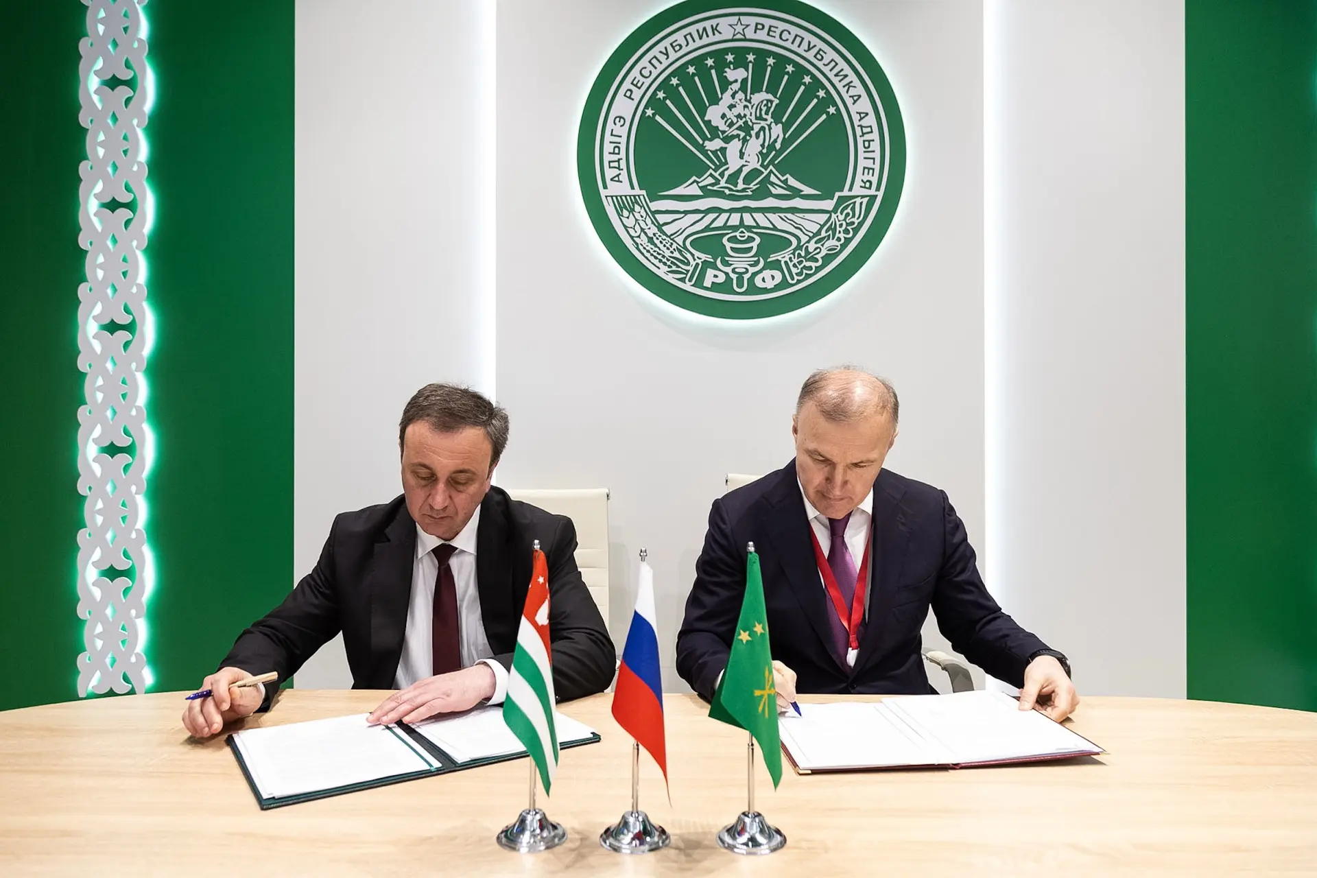 Мурат Кумпилов: Кавказский инвестиционный форум стал площадкой для подписания соглашения о сотрудничестве между Республикой Адыгея и Республикой Абхазия Мурат Кумпилов: Кавказский инвестиционный форум стал площадкой для подписания соглашения о сотрудничестве между Республикой Адыгея и Республикой Абхазия