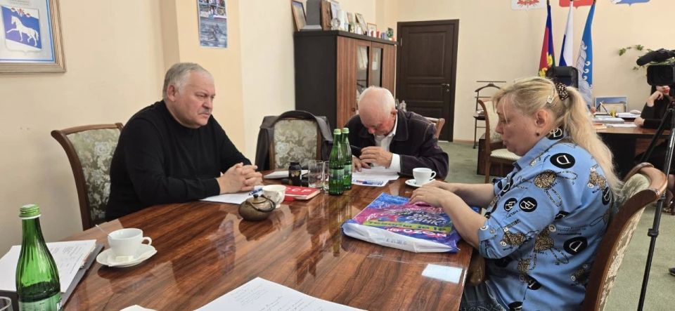 После встречи Константин Затулин провёл очередной личный приём граждан, в котором приняли участие глава администрации Белореченского района Сергей Сидоренко, председатель районного Совета депутатов Татьяна Марченко... После встречи Константин Затулин провёл очередной личный приём граждан, в котором приняли участие глава администрации Белореченского района Сергей Сидоренко, председатель районного Совета депутатов Татьяна Марченко...