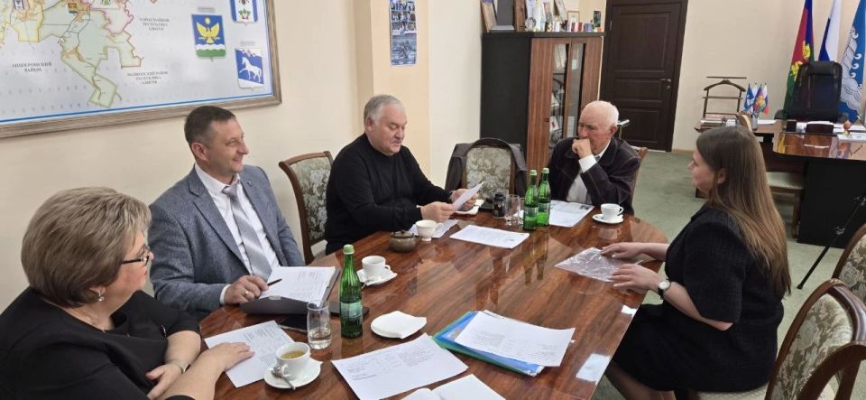 После встречи Константин Затулин провёл очередной личный приём граждан, в котором приняли участие глава администрации Белореченского района Сергей Сидоренко, председатель районного Совета депутатов Татьяна Марченко... После встречи Константин Затулин провёл очередной личный приём граждан, в котором приняли участие глава администрации Белореченского района Сергей Сидоренко, председатель районного Совета депутатов Татьяна Марченко...