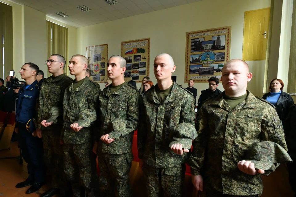 В Майкопе прошла торжественная отправка призывников В Майкопе прошла торжественная отправка призывников