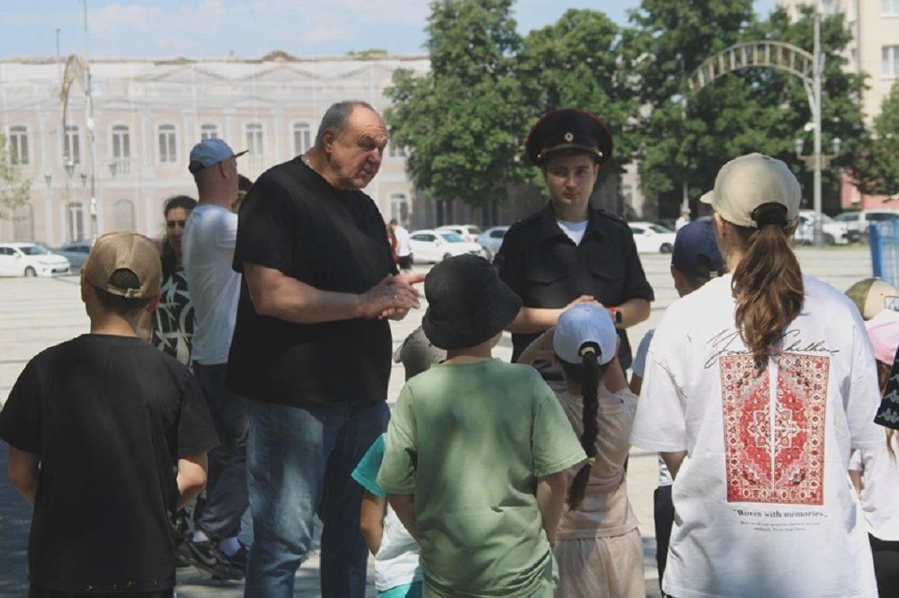 На главной площади Майкопа полицейские провели для детей зарядку На главной площади Майкопа полицейские провели для детей зарядку