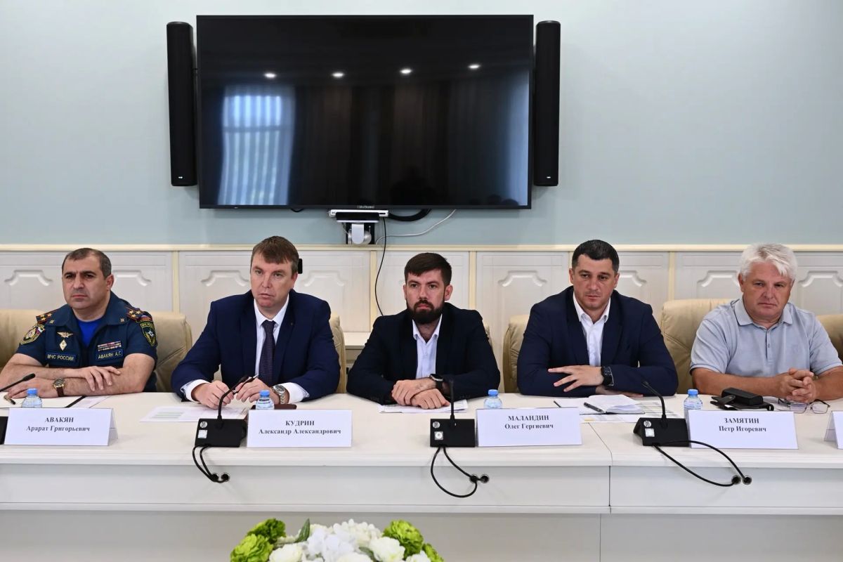 Мурат Кумпилов: Провел оперативное совещание по ситуации на региональном рынке нефтепродуктов Мурат Кумпилов: Провел оперативное совещание по ситуации на региональном рынке нефтепродуктов
