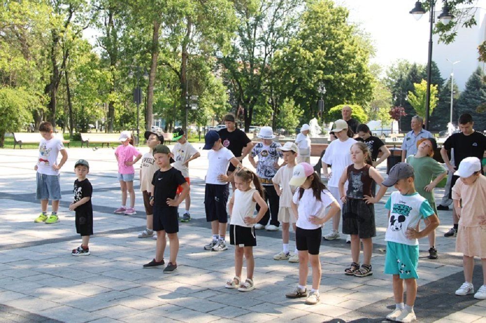 На главной площади Майкопа полицейские провели для детей зарядку На главной площади Майкопа полицейские провели для детей зарядку