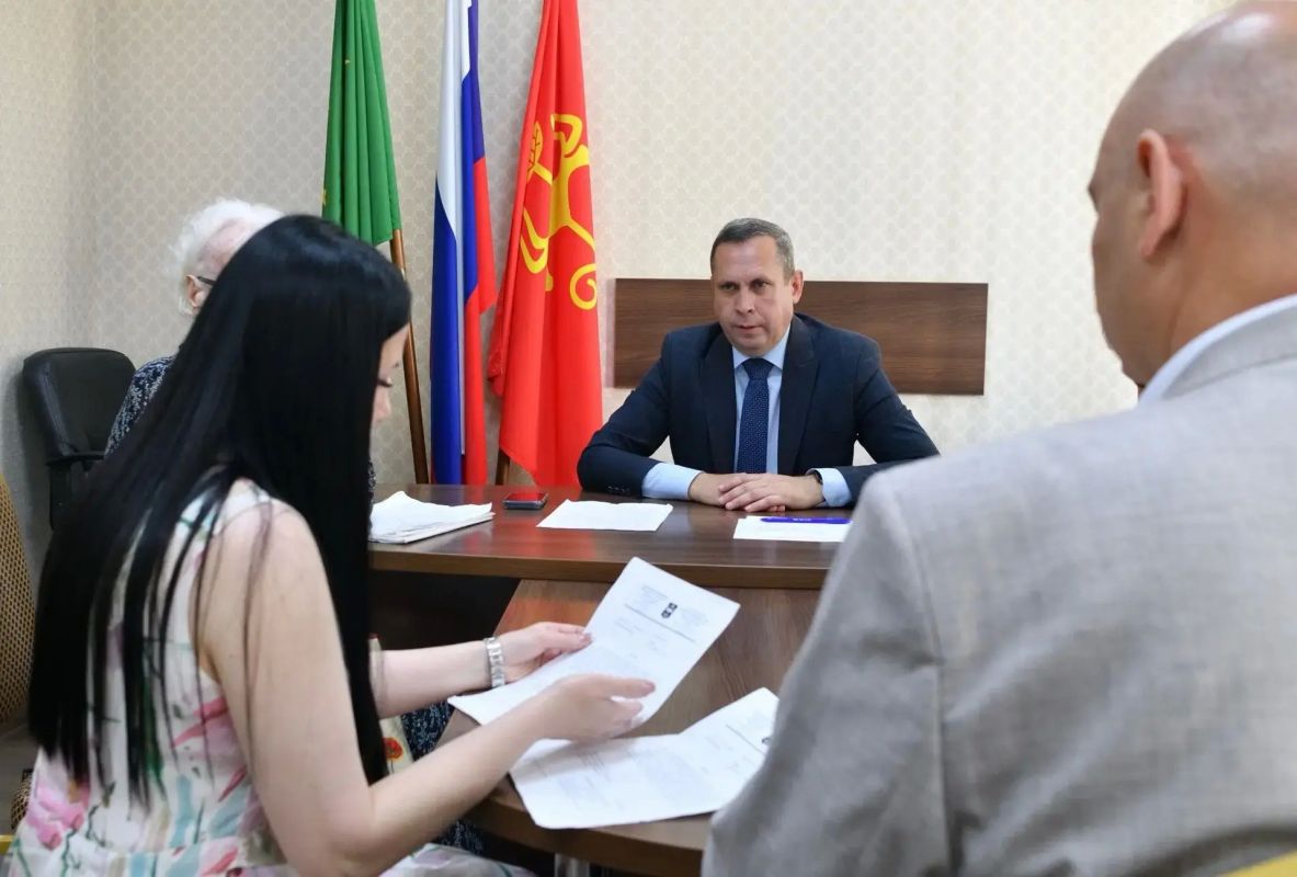 Мэр Майкопа Геннадий Митрофанов провёл очередной личный приём граждан Мэр Майкопа Геннадий Митрофанов провёл очередной личный приём граждан
