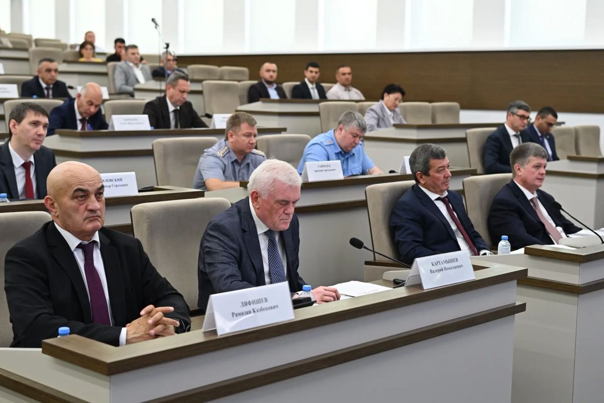 Глава Адыгеи провёл совещание по вопросам подготовки объектов ЖКХ к отопительному периоду Глава Адыгеи провёл совещание по вопросам подготовки объектов ЖКХ к отопительному периоду