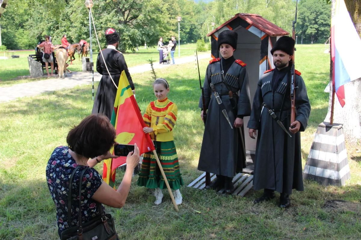 В поселке Каменномостском торжественно открылся 35-й межрегиональный фестиваль казачьей культуры В поселке Каменномостском торжественно открылся 35-й межрегиональный фестиваль казачьей культуры