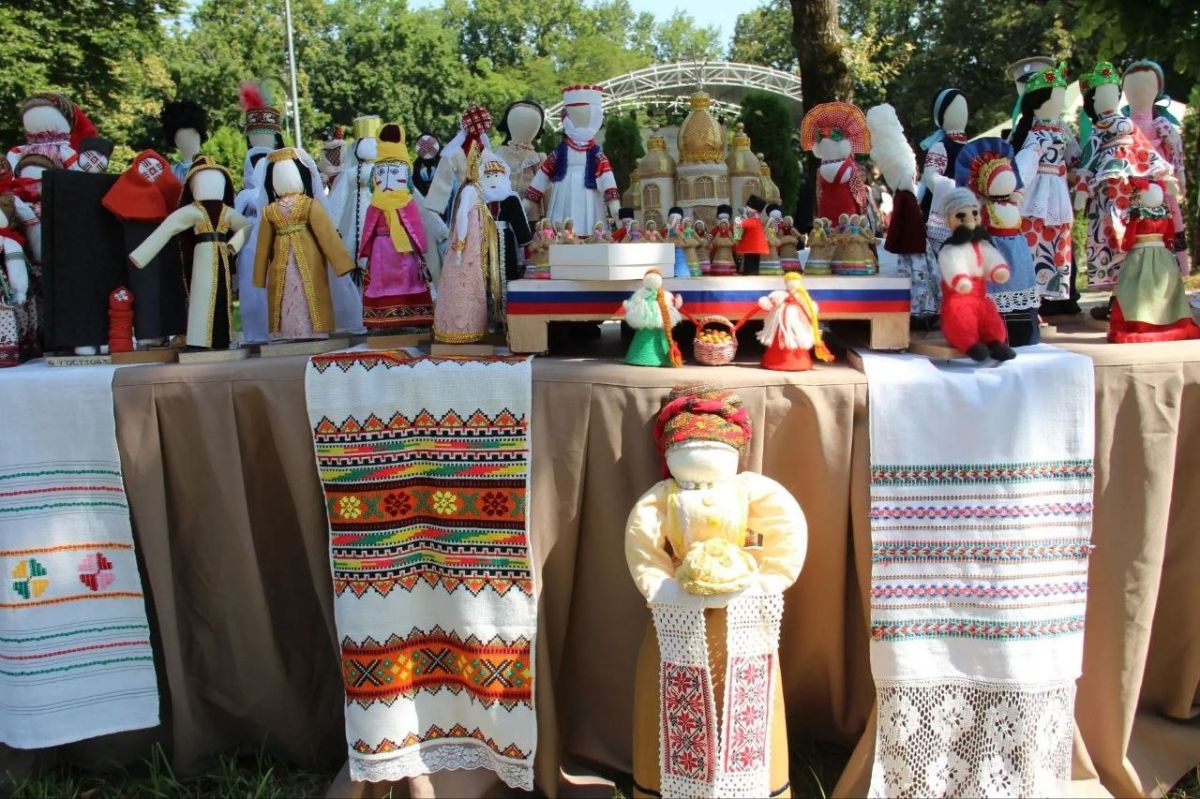 В поселке Каменномостском торжественно открылся 35-й межрегиональный фестиваль казачьей культуры В поселке Каменномостском торжественно открылся 35-й межрегиональный фестиваль казачьей культуры