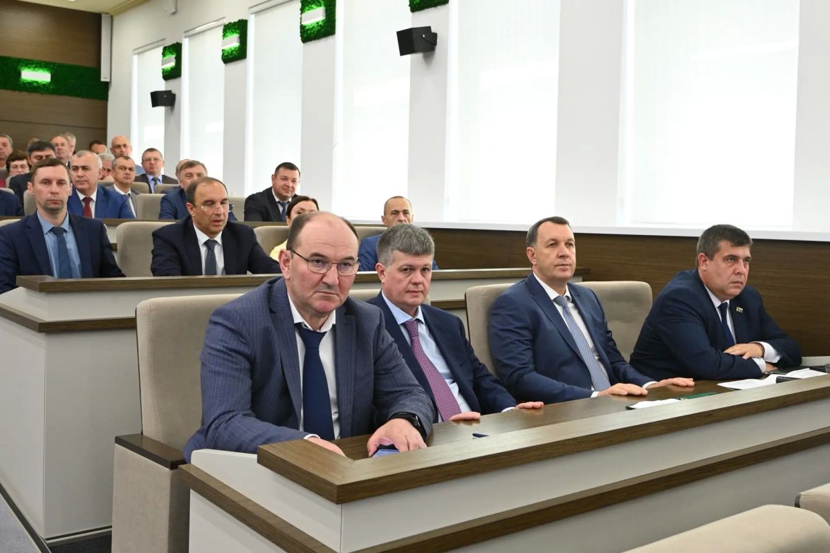 Мурат Кумпилов: Отчет перед депутатами республиканского парламента я начал с самых главных направлений 2025 года, который прошел под знаком 80-летия Великой Победы и был объявлен Президентом России Годом защитника Отечества Мурат Кумпилов: Отчет перед депутатами республиканского парламента я начал с самых главных направлений 2025 года, который прошел под знаком 80-летия Великой Победы и был объявлен Президентом России Годом защитника Отечества