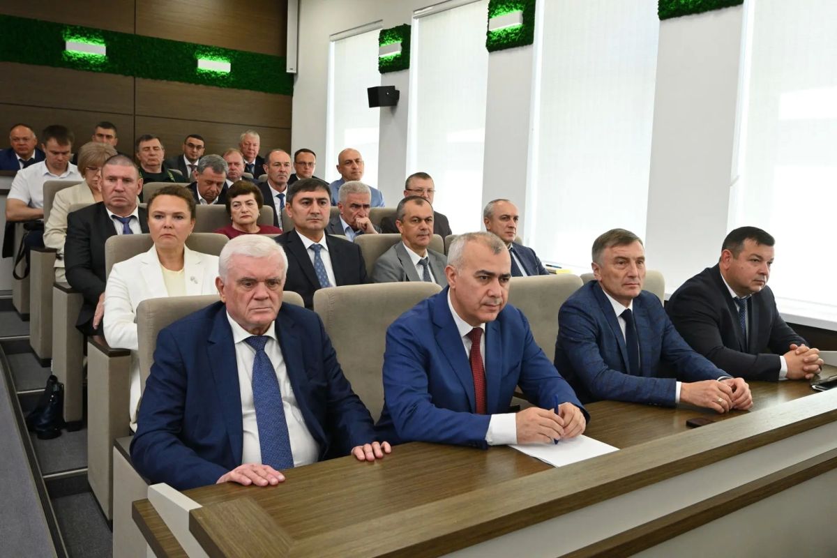 В Адыгее принимаются меры по повышению престижа профессии учителя В Адыгее принимаются меры по повышению престижа профессии учителя