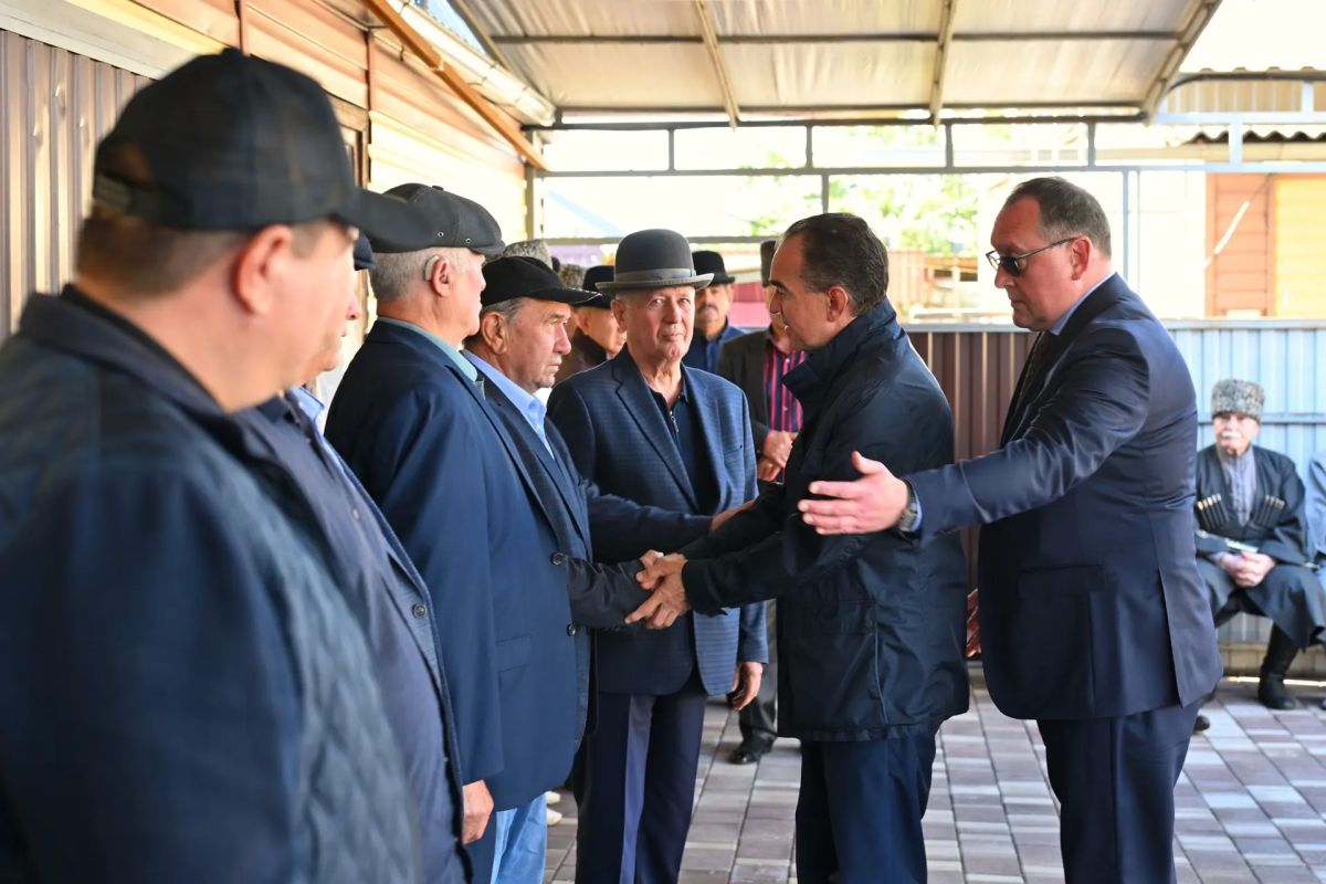 Мурат Кумпилов: Вместе с первым заместителем министра природных ресурсов и экологии России Джамбулатом Хатуовым, губернатором Краснодарского края Вениамином Кондратьевым, а также с делегациями Адыгеи, Карачаево-Черкесии... Мурат Кумпилов: Вместе с первым заместителем министра природных ресурсов и экологии России Джамбулатом Хатуовым, губернатором Краснодарского края Вениамином Кондратьевым, а также с делегациями Адыгеи, Карачаево-Черкесии...