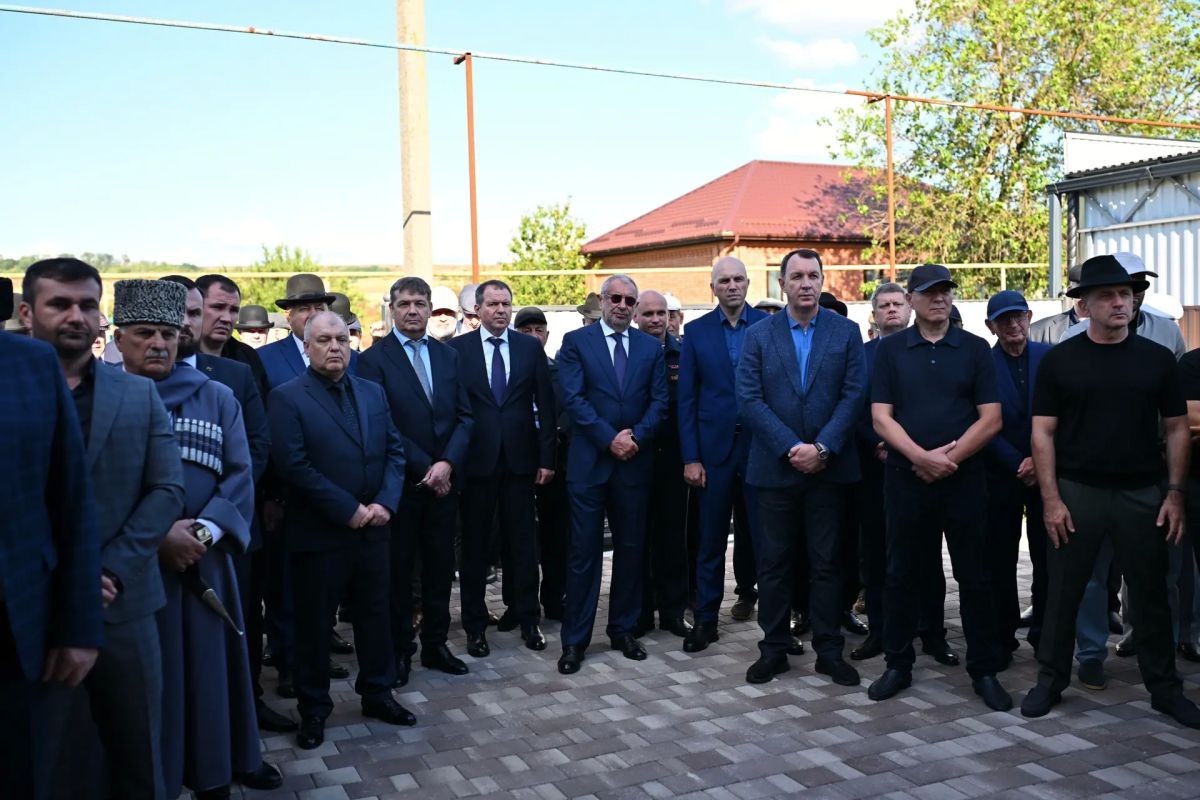 Мурат Кумпилов: Вместе с первым заместителем министра природных ресурсов и экологии России Джамбулатом Хатуовым, губернатором Краснодарского края Вениамином Кондратьевым, а также с делегациями Адыгеи, Карачаево-Черкесии... Мурат Кумпилов: Вместе с первым заместителем министра природных ресурсов и экологии России Джамбулатом Хатуовым, губернатором Краснодарского края Вениамином Кондратьевым, а также с делегациями Адыгеи, Карачаево-Черкесии...