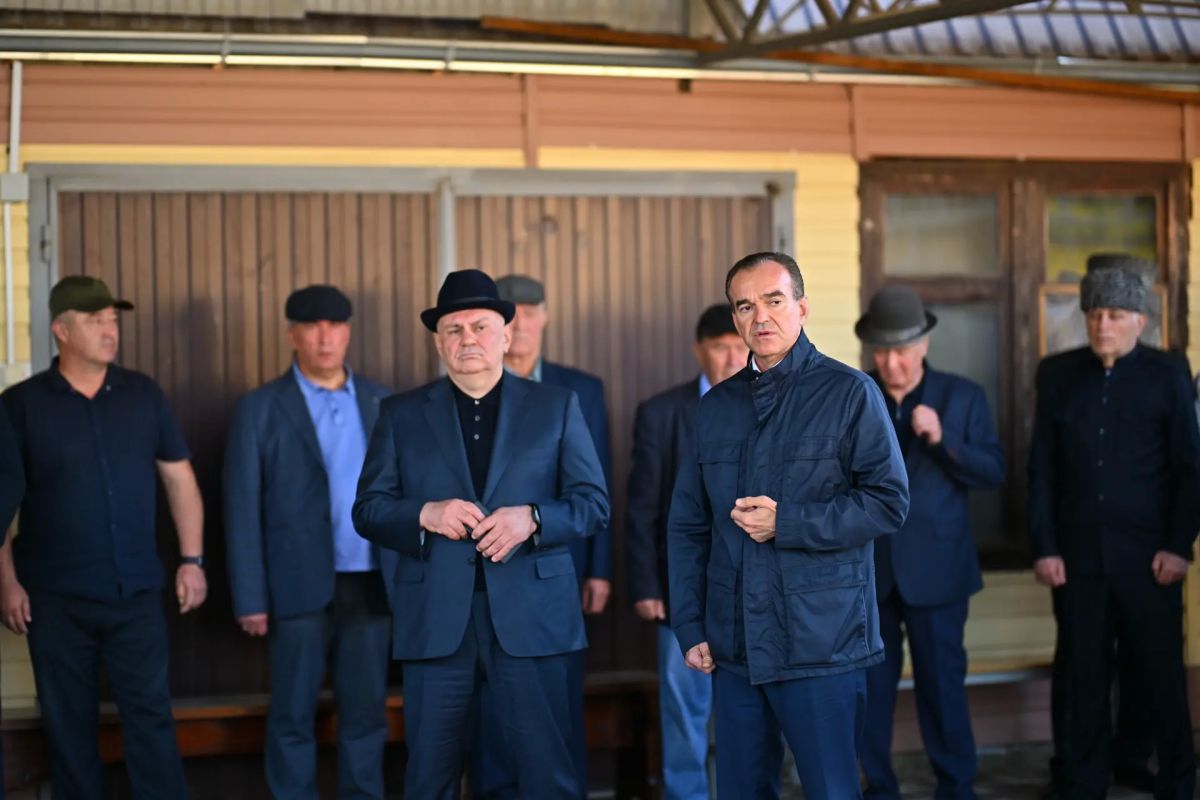 Мурат Кумпилов: Вместе с первым заместителем министра природных ресурсов и экологии России Джамбулатом Хатуовым, губернатором Краснодарского края Вениамином Кондратьевым, а также с делегациями Адыгеи, Карачаево-Черкесии... Мурат Кумпилов: Вместе с первым заместителем министра природных ресурсов и экологии России Джамбулатом Хатуовым, губернатором Краснодарского края Вениамином Кондратьевым, а также с делегациями Адыгеи, Карачаево-Черкесии...