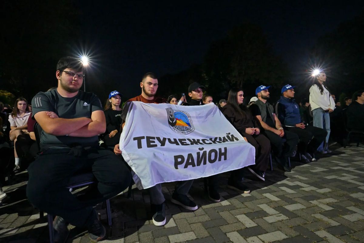 Мурат Кумпилов: Вместе с депутатом Госдумы РФ от Адыгеи Владиславом Резником и руководителями органов власти региона встретились и побеседовали с участниками слёта талантливой молодёжи, ответили на интересующие ребят вопросы Мурат Кумпилов: Вместе с депутатом Госдумы РФ от Адыгеи Владиславом Резником и руководителями органов власти региона встретились и побеседовали с участниками слёта талантливой молодёжи, ответили на интересующие ребят вопросы