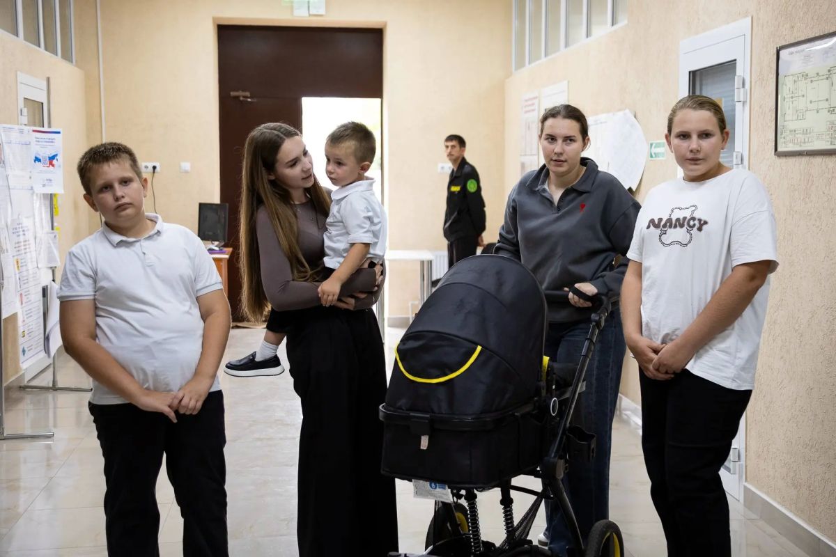 Победители Всероссийского конкурса «Семья года» в номинации «Многодетная семья» – семья Головановых – пришли на избирательный участок вместе с детьми, чтобы отдать голоса на выборах депутатов Государственной Думы РФ и... Победители Всероссийского конкурса «Семья года» в номинации «Многодетная семья» – семья Головановых – пришли на избирательный участок вместе с детьми, чтобы отдать голоса на выборах депутатов Государственной Думы РФ и...