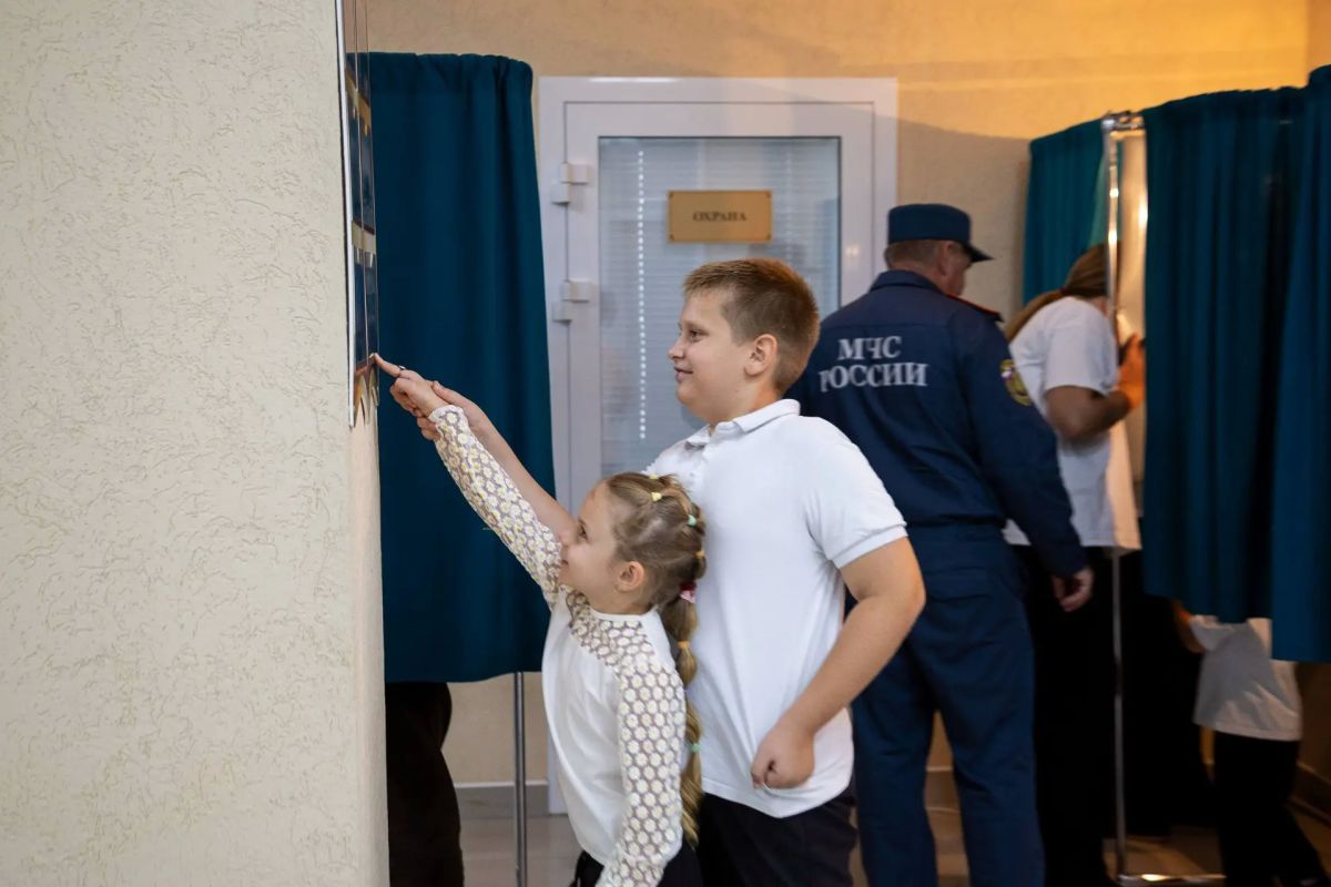 Победители Всероссийского конкурса «Семья года» в номинации «Многодетная семья» – семья Головановых – пришли на избирательный участок вместе с детьми, чтобы отдать голоса на выборах депутатов Государственной Думы РФ и... Победители Всероссийского конкурса «Семья года» в номинации «Многодетная семья» – семья Головановых – пришли на избирательный участок вместе с детьми, чтобы отдать голоса на выборах депутатов Государственной Думы РФ и...