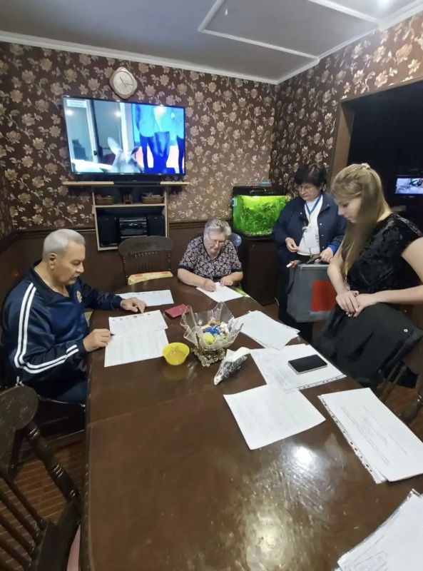 В Майкопе работают мобильные бригады для голосования на дому В Майкопе работают мобильные бригады для голосования на дому