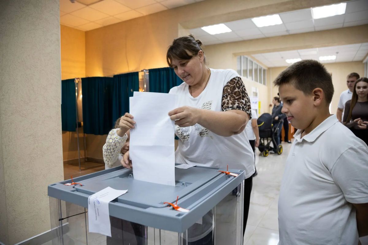 Победители Всероссийского конкурса «Семья года» в номинации «Многодетная семья» – семья Головановых – пришли на избирательный участок вместе с детьми, чтобы отдать голоса на выборах депутатов Государственной Думы РФ и... Победители Всероссийского конкурса «Семья года» в номинации «Многодетная семья» – семья Головановых – пришли на избирательный участок вместе с детьми, чтобы отдать голоса на выборах депутатов Государственной Думы РФ и...