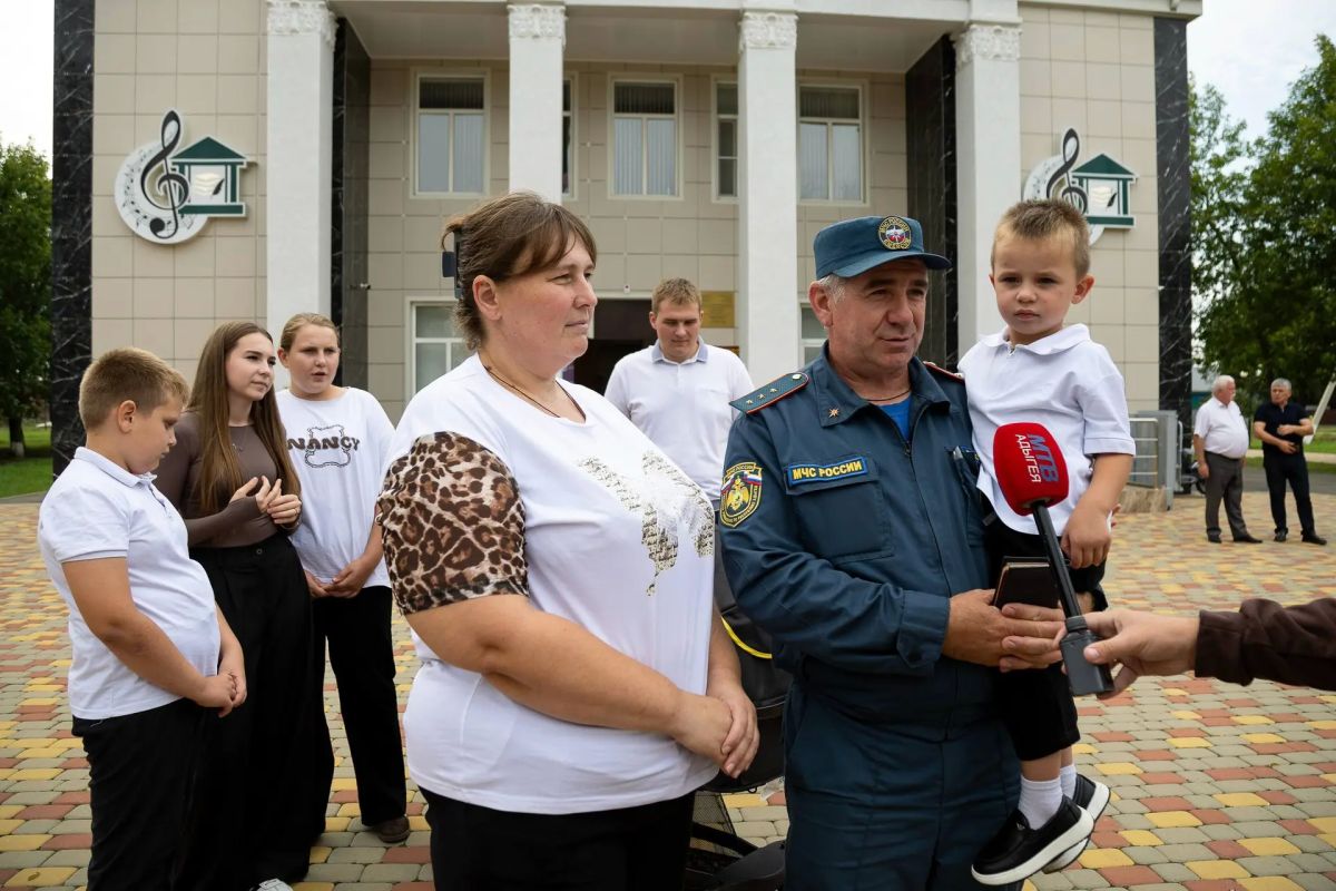 Победители Всероссийского конкурса «Семья года» в номинации «Многодетная семья» – семья Головановых – пришли на избирательный участок вместе с детьми, чтобы отдать голоса на выборах депутатов Государственной Думы РФ и... Победители Всероссийского конкурса «Семья года» в номинации «Многодетная семья» – семья Головановых – пришли на избирательный участок вместе с детьми, чтобы отдать голоса на выборах депутатов Государственной Думы РФ и...