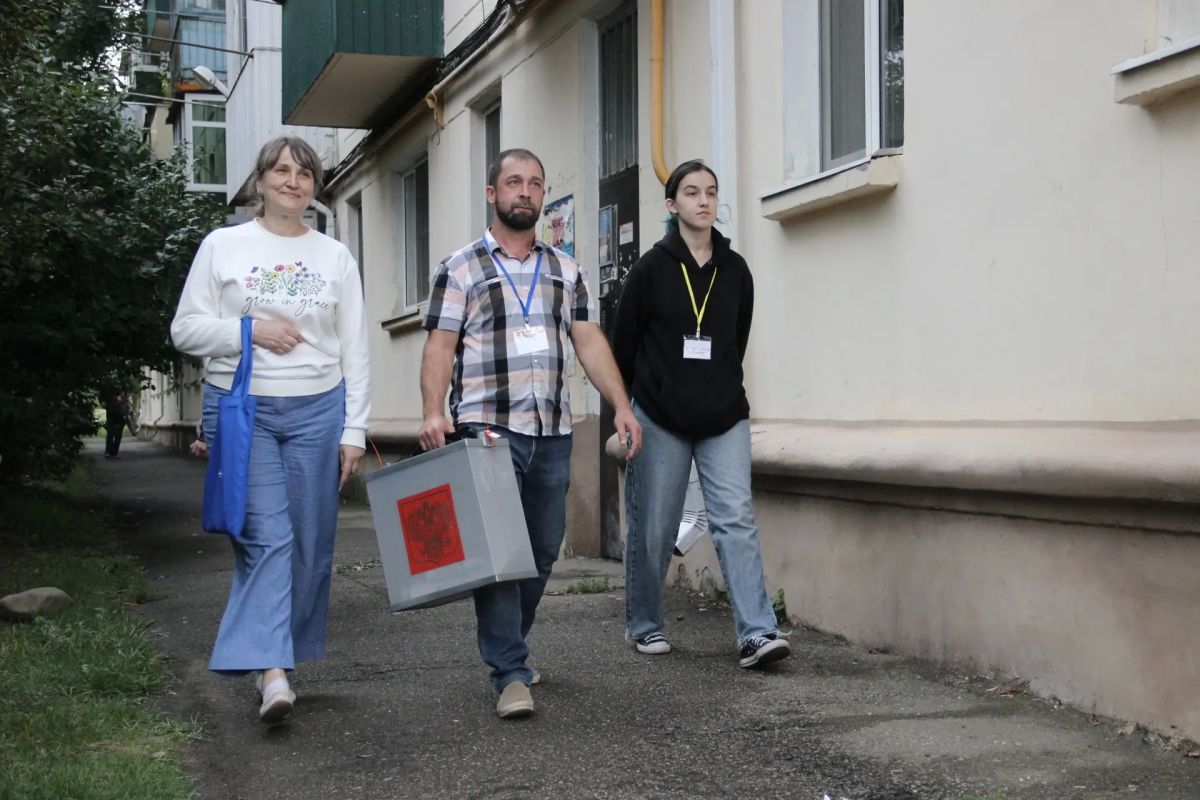 В Майкопе работают мобильные бригады для голосования на дому В Майкопе работают мобильные бригады для голосования на дому