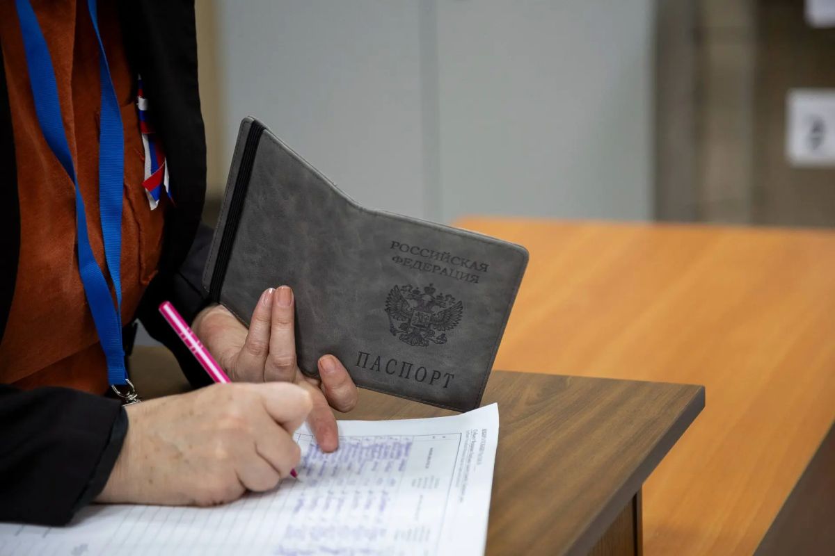 Победители Всероссийского конкурса «Семья года» в номинации «Многодетная семья» – семья Головановых – пришли на избирательный участок вместе с детьми, чтобы отдать голоса на выборах депутатов Государственной Думы РФ и... Победители Всероссийского конкурса «Семья года» в номинации «Многодетная семья» – семья Головановых – пришли на избирательный участок вместе с детьми, чтобы отдать голоса на выборах депутатов Государственной Думы РФ и...