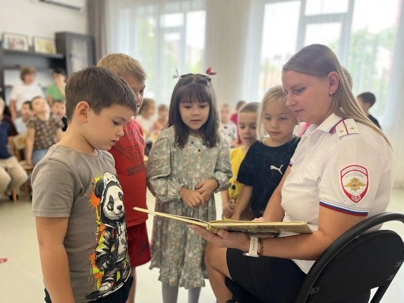 Госавтоинспекторы Тахтамукайского района провели для дошколят поучительное мероприятие по правилам безопасного поведения на дороге Госавтоинспекторы Тахтамукайского района провели для дошколят поучительное мероприятие по правилам безопасного поведения на дороге