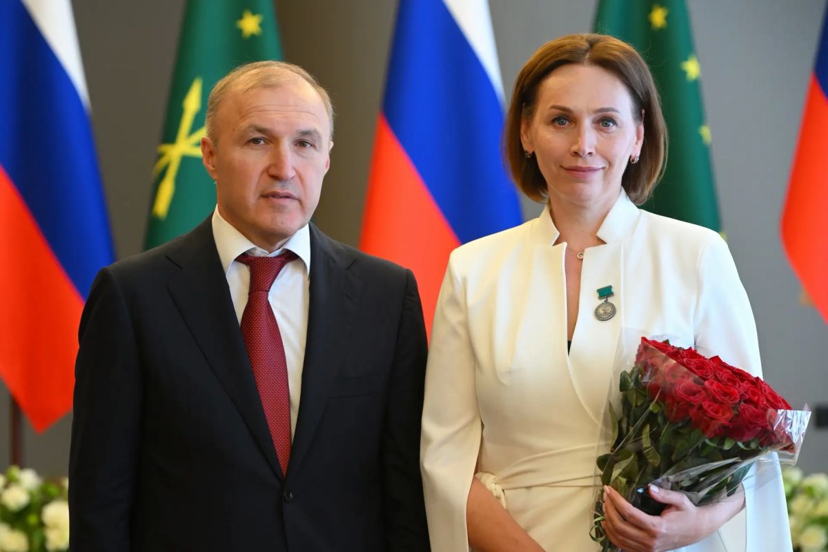 Мурат Кумпилов: Сегодня среди награждаемых – представители самых разных профессий: врачи, работники культуры и искусства, труженики производства, энергетики, строители и юристы Мурат Кумпилов: Сегодня среди награждаемых – представители самых разных профессий: врачи, работники культуры и искусства, труженики производства, энергетики, строители и юристы