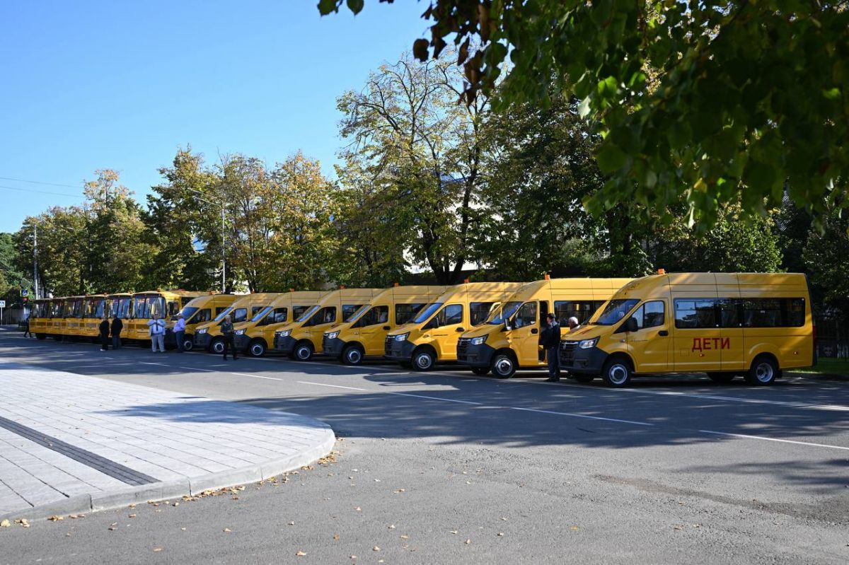 В Адыгее муниципалитетам передали 14 новых школьных автобусов