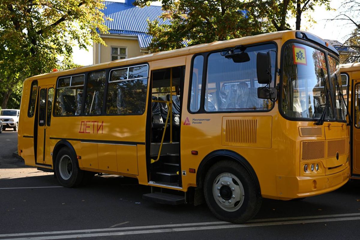 В Адыгее муниципалитетам передали 14 новых школьных автобусов В Адыгее муниципалитетам передали 14 новых школьных автобусов