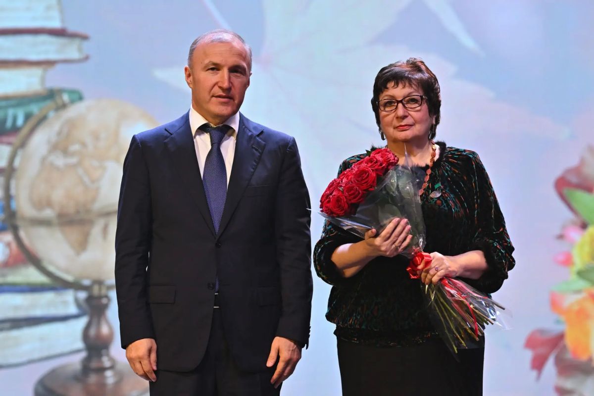 Мурат Кумпилов поздравил педагогов, воспитателей и наставников Мурат Кумпилов поздравил педагогов, воспитателей и наставников